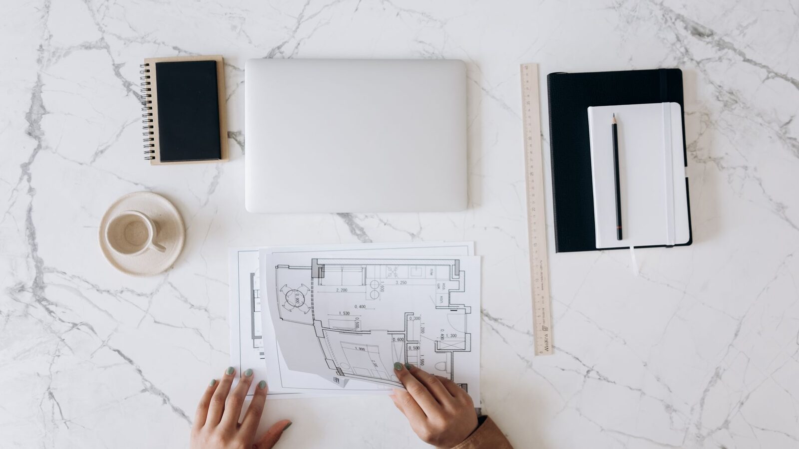 Mesa de trabajo con planos y herramientas de arquitectura
